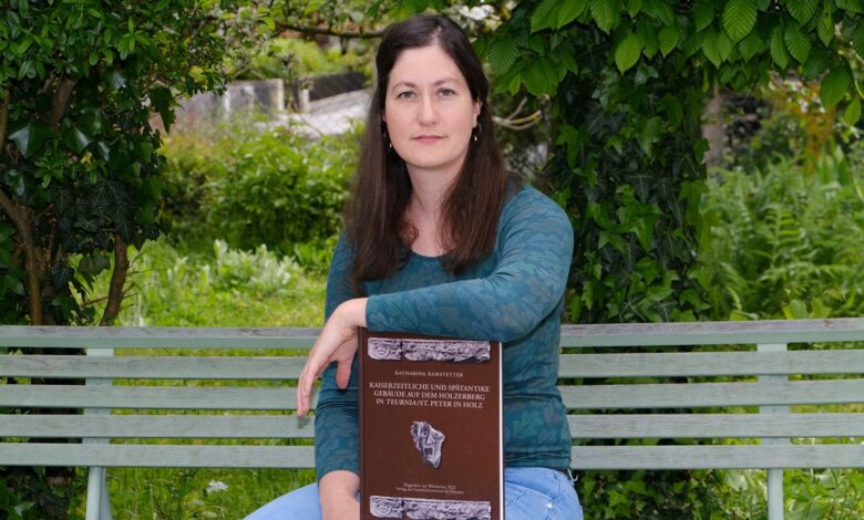 Archäologin Katharina Ramstetter mit ihrem Buch zur Römerstadt Teurnia