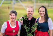 Bgm. Markus Salcher mit den Organisatorinnen des Apfelfestes, Anja Moser und Helga Scheiber © Marktgemeinde Kirchbach