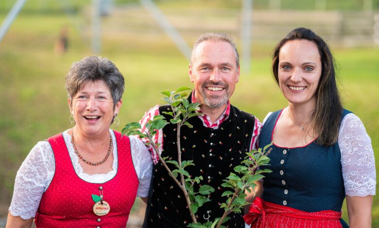 Bgm. Markus Salcher mit den Organisatorinnen des Apfelfestes, Anja Moser und Helga Scheiber © Marktgemeinde Kirchbach